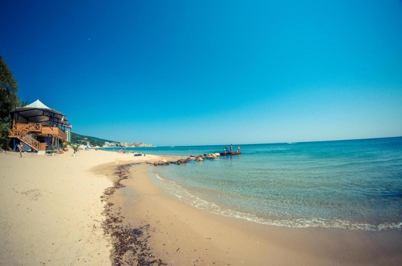 Beautiful Apartment Right By The Sea, Sveti Vlas Esterno foto