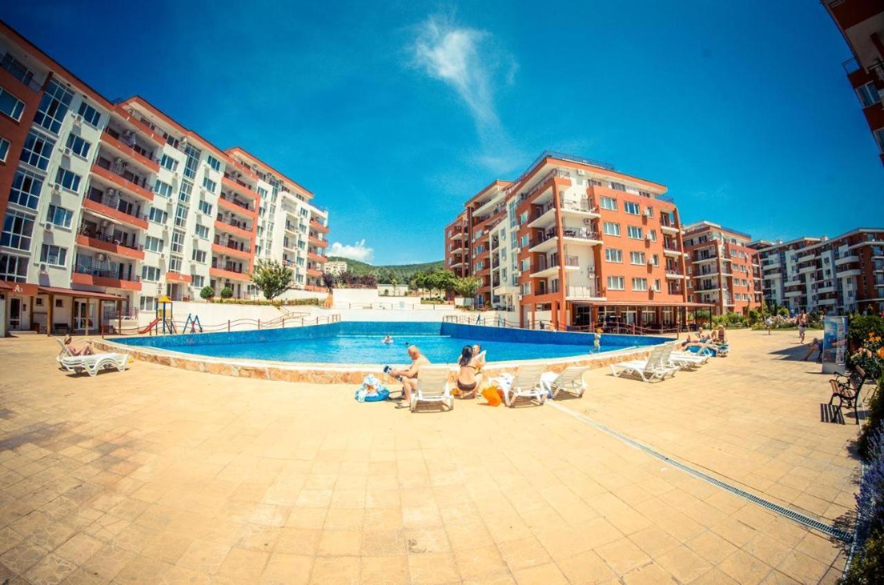 Beautiful Apartment Right By The Sea, Sveti Vlas Esterno foto