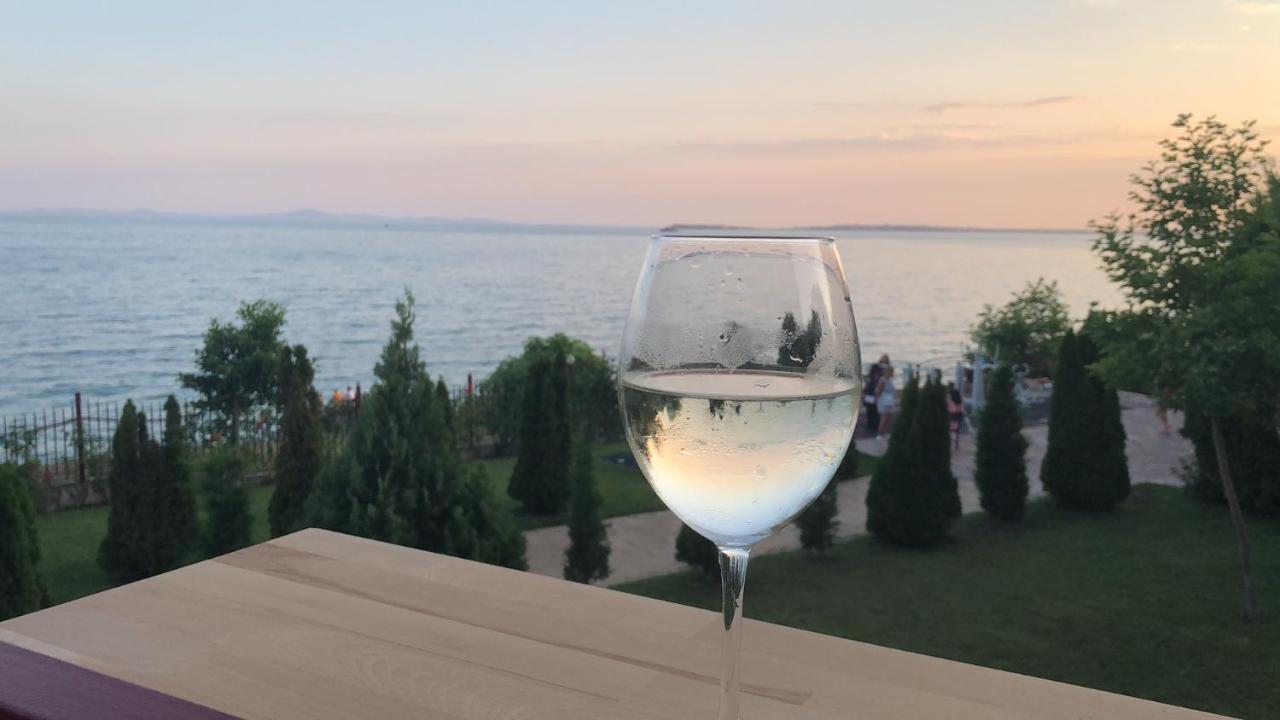 Beautiful Apartment Right By The Sea, Sveti Vlas Esterno foto