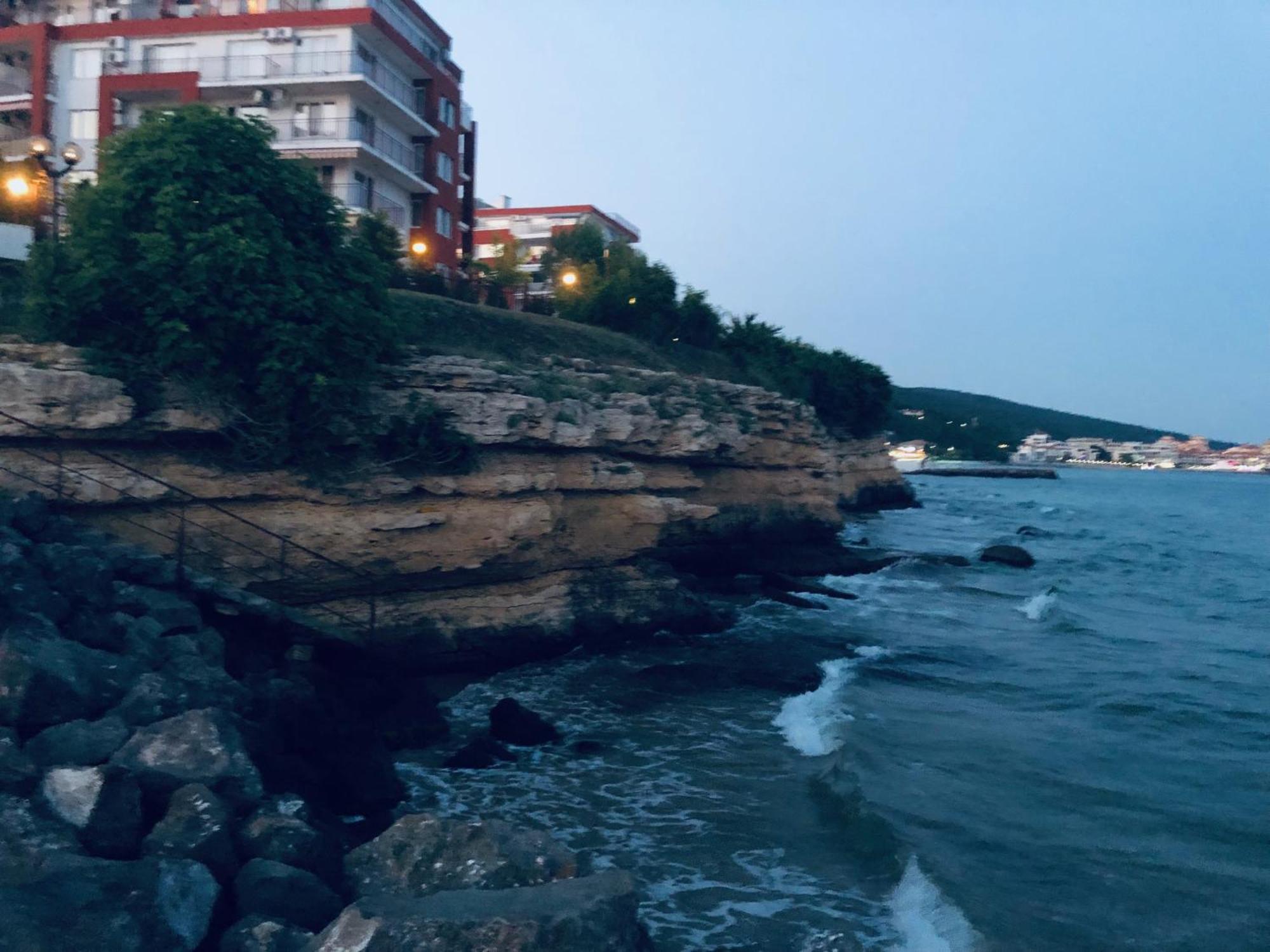 Beautiful Apartment Right By The Sea, Sveti Vlas Esterno foto