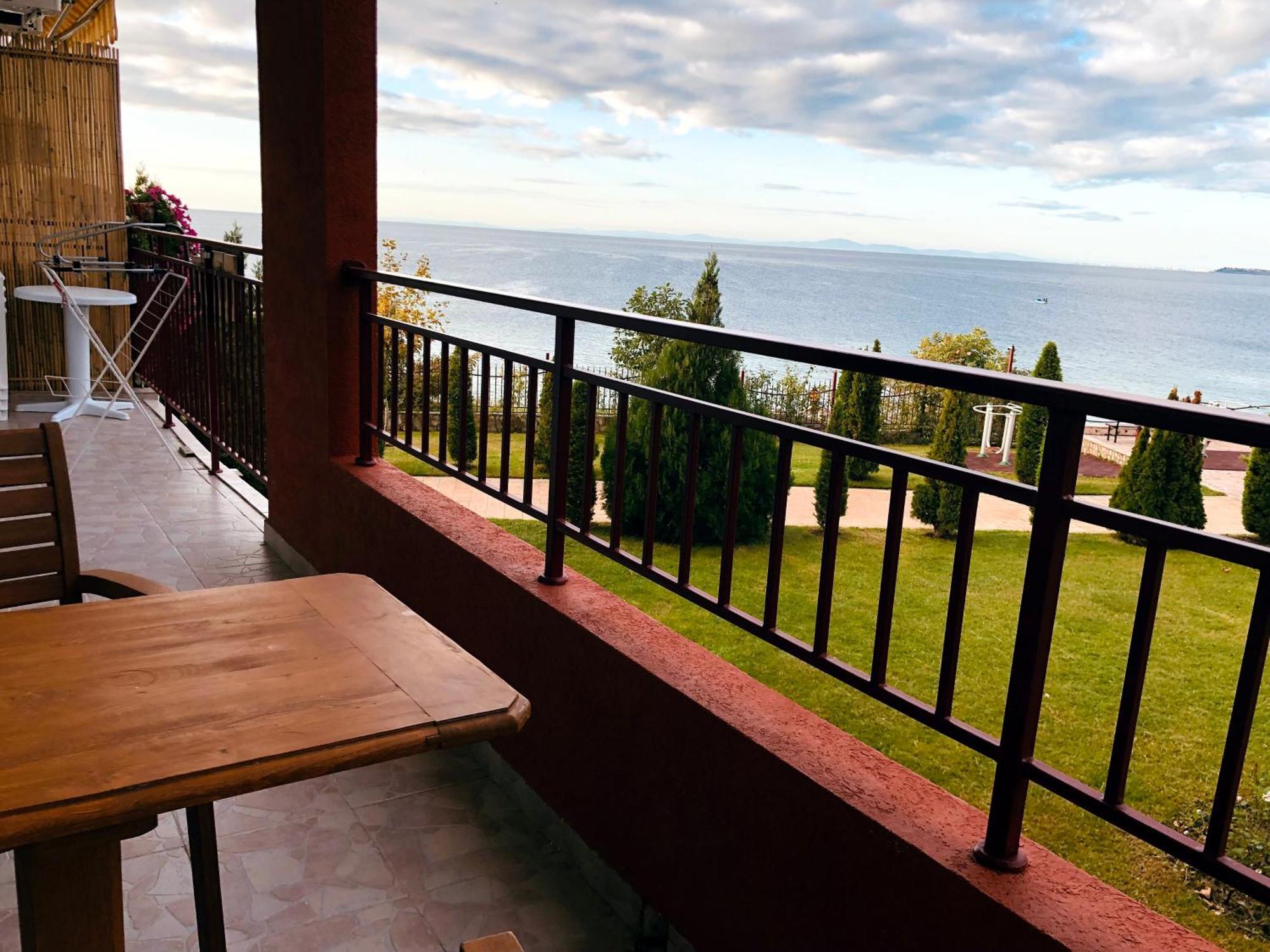 Beautiful Apartment Right By The Sea, Sveti Vlas Esterno foto