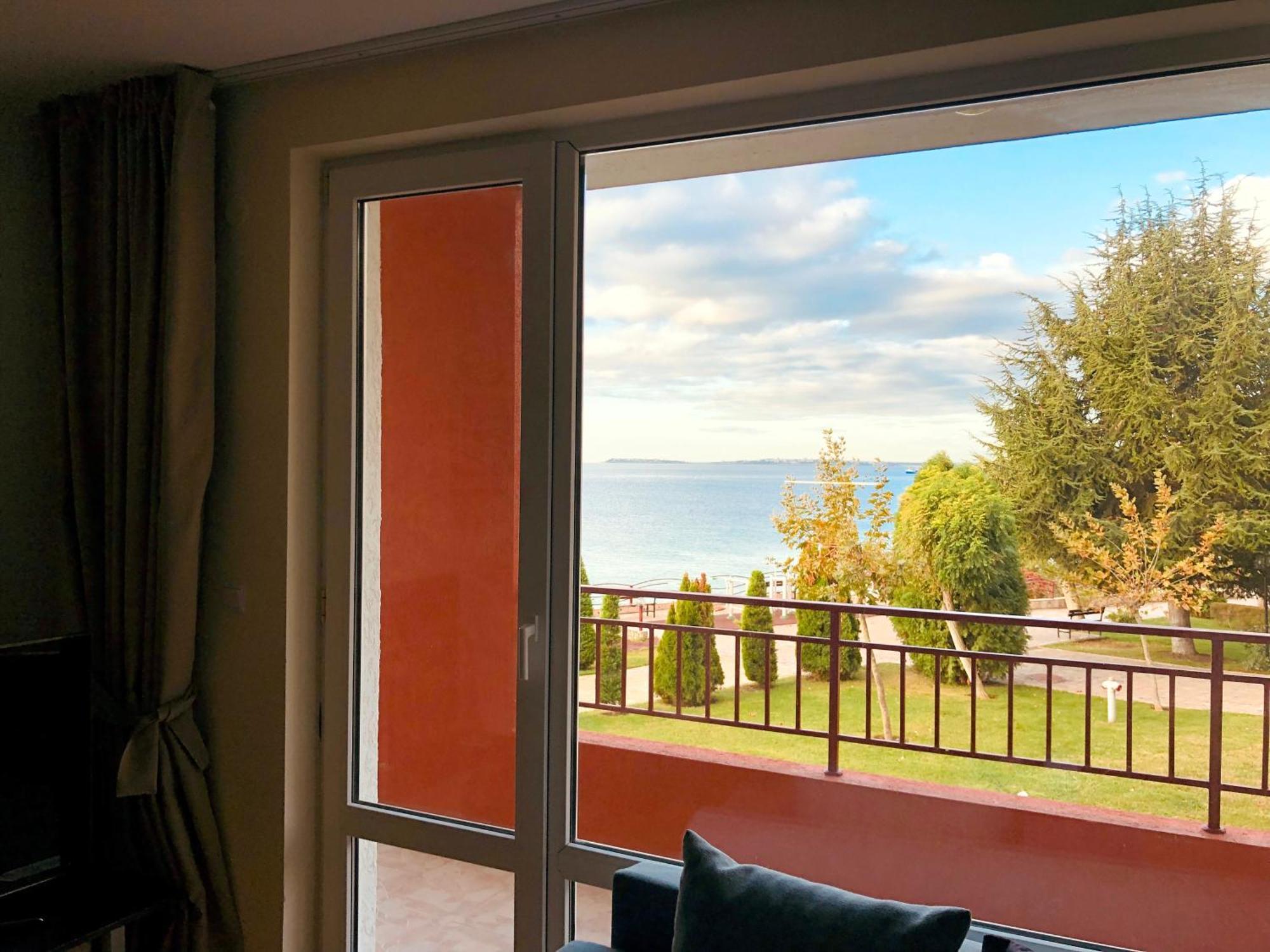 Beautiful Apartment Right By The Sea, Sveti Vlas Esterno foto